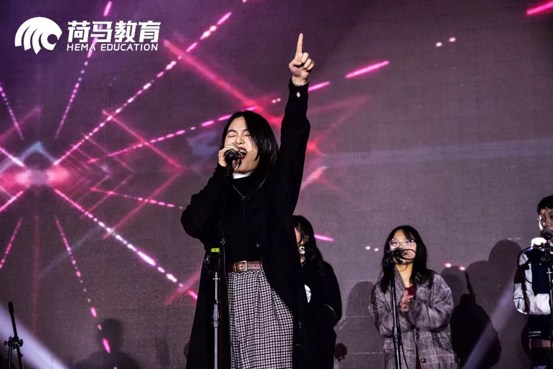 竞技盛宴持续进行，捧金瞬间令人热泪盈眶的简单介绍