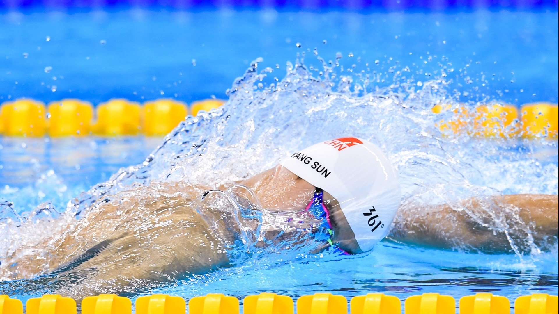 F1赛车赛场焦点!西班牙队对阵德国队,战况跌宕起伏,悬念直到终场