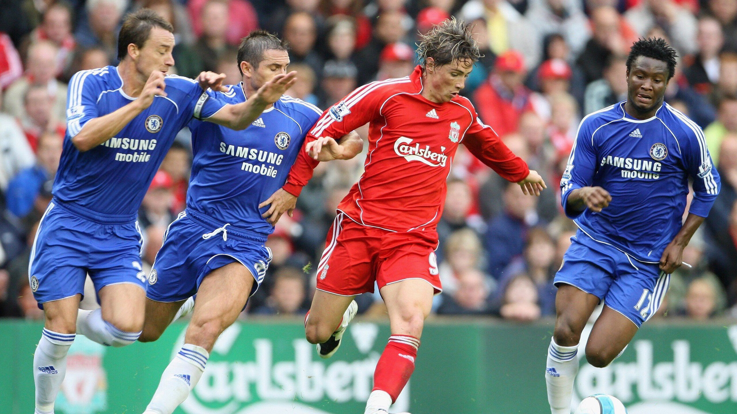 F1赛车赛场焦点!西班牙队对阵德国队,战况跌宕起伏,悬念直到终场